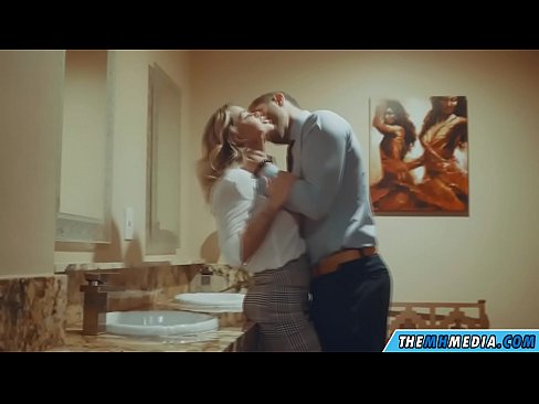❤️ जब एक बस्टी ब्लोंड आपको पब्लिक टॉयलेट में बहकाती है ️❌  सेक्स हम पर